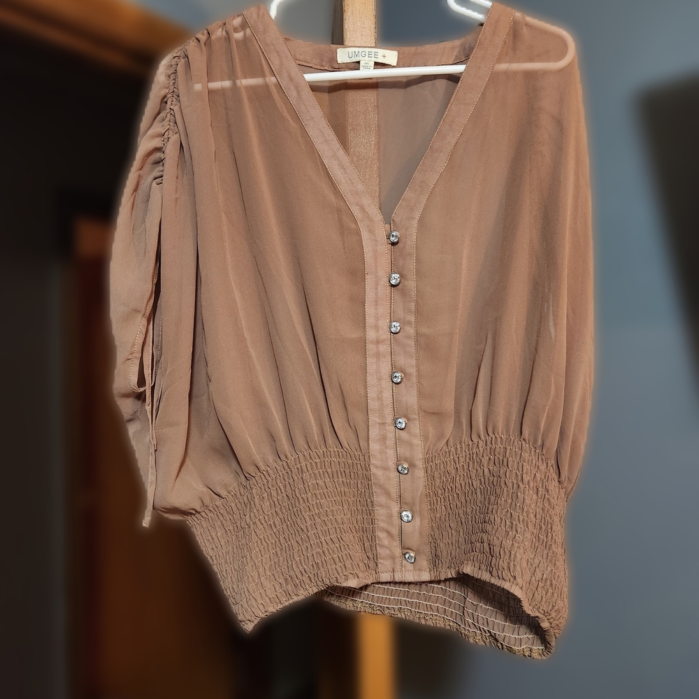 🎀Umgee Women's Tan V-Neck Blouse🎀